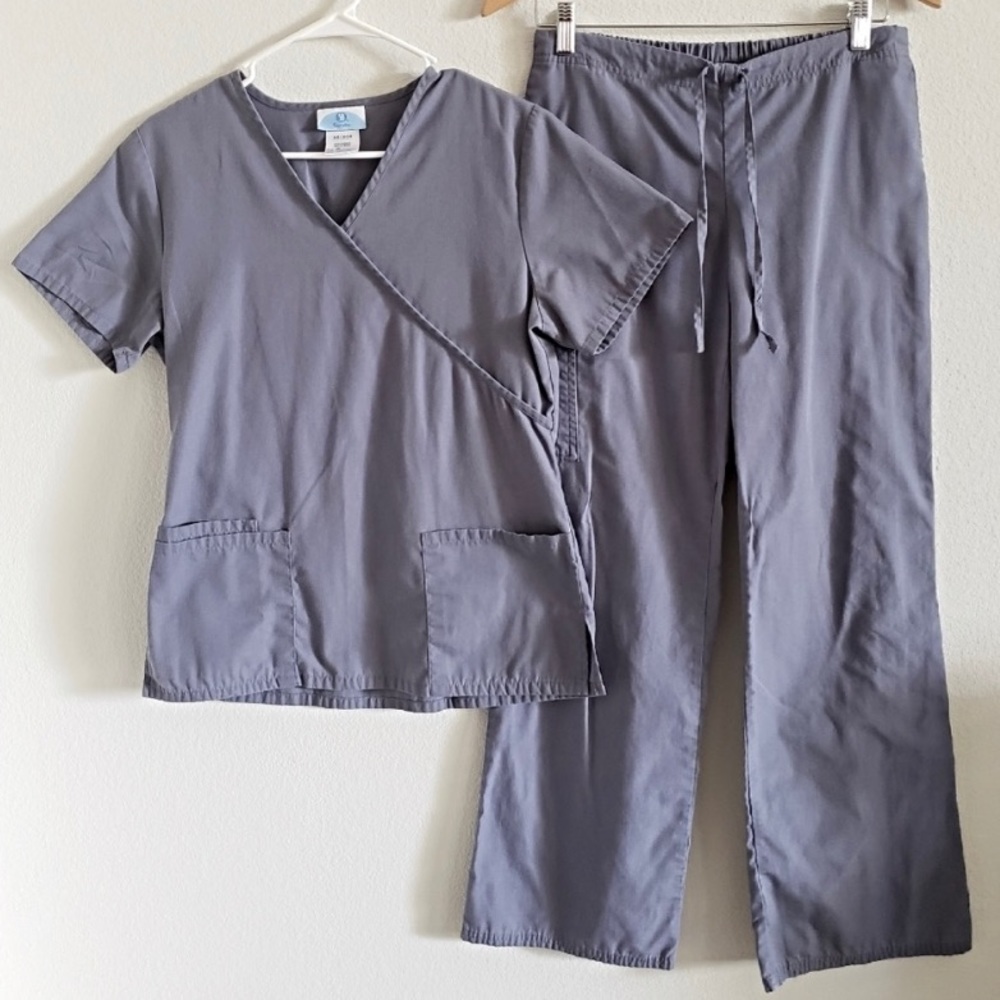 ❇️3/$30❇️ SB Scrubs Gray Scrub Top & Pants Set. XS